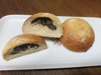 きな粉と黒豆のパン