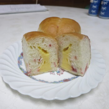 フランボワーズのクリームパン